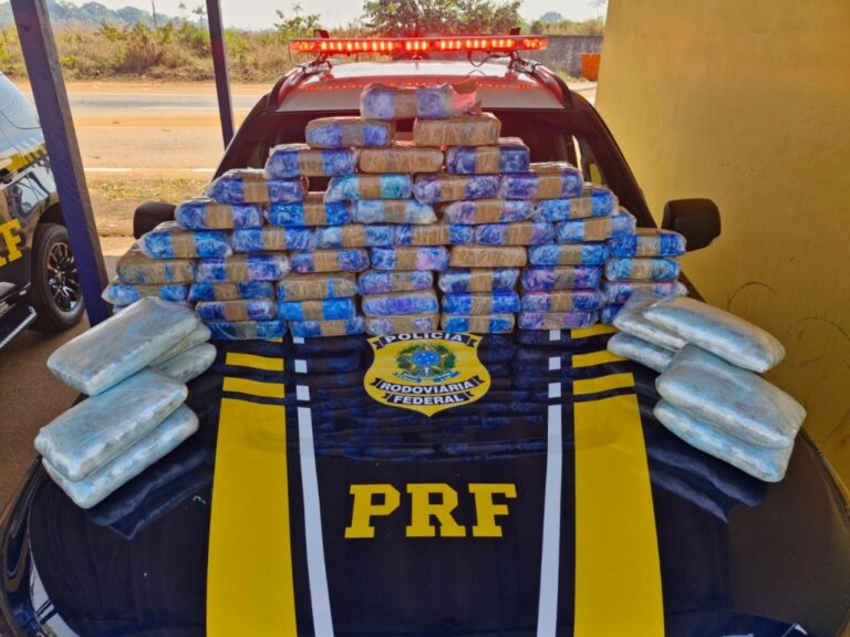 Durante a verificação dos documentos e das bagagens, os policiais notaram uma discrepância entre o peso informado na nota de transporte e o peso de uma mala.