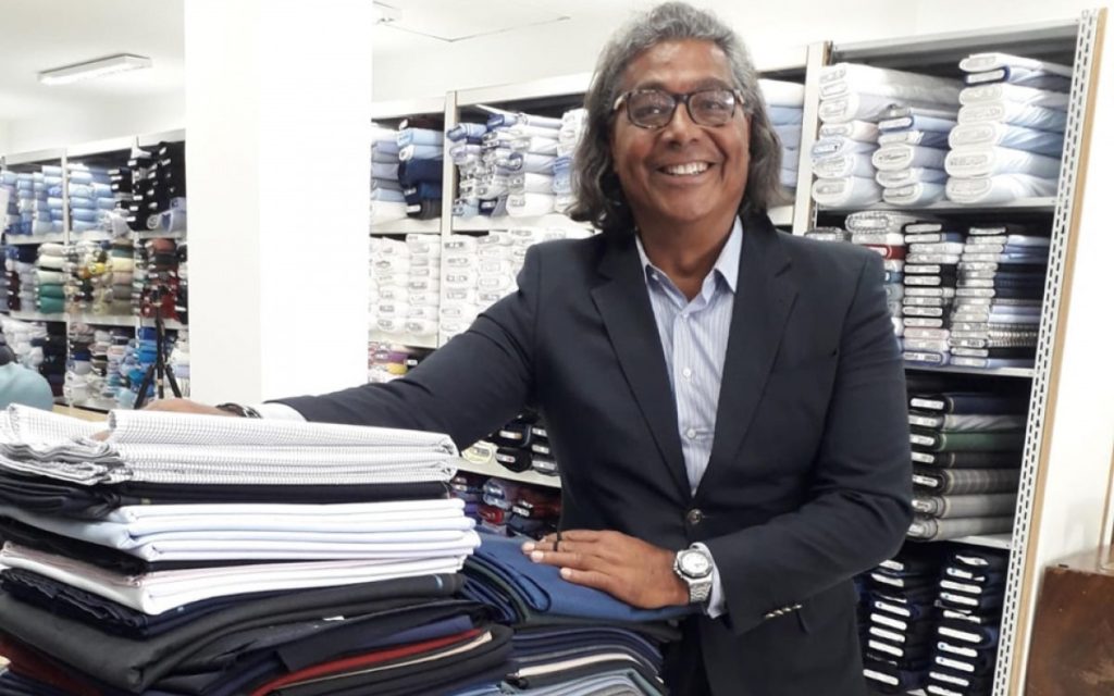 Eluiz Simas é alfaiate e vai à casa dos clientes - Arquivo Pessoal
