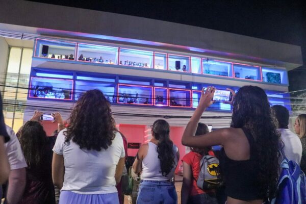 Cantata natalina de escolas municipais emociona público na Praça da Revolução