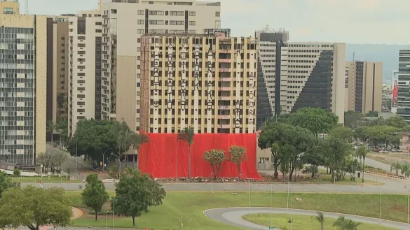 O Torre Palace, primeiro hotel de luxo de Brasília, foi implodido na manhã deste domingo (25). • CNN