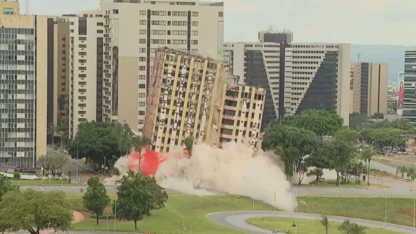 O prédio de 14 andares estava desativado desde 2013 devido a disputas judiciais de herança entre os familiares do antigo proprietário. • CNN