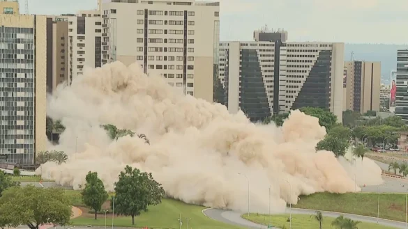 4 de 5 A demolição durou aproximadamente 30 segundos e utilizou explosivos instalados no terceiro e no sétimo andares, além de colunas internas estrategicamente preparadas. • CNN