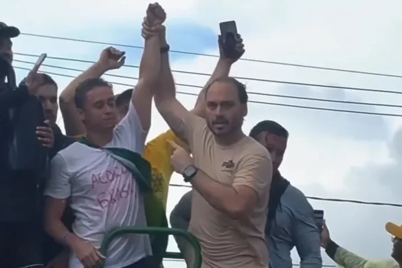 O deputado Nikolas Ferreira e o ex-vereador Carlos Bolsonaro durante "caminhada pela liberdade"