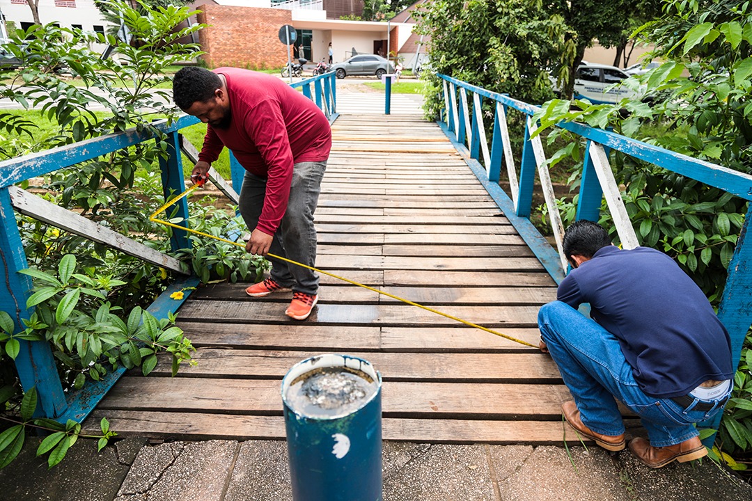 Prefeitura de Rio Branco realiza manutenção de passarelas e serviços de limpeza no Parque da Maternidade