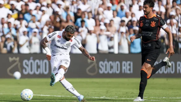 2 de 7  Gabigol finaliza para empatar o clássico entre Santos e Corinthians na Vila Belmiro • Ricardo Moreira/Getty Images