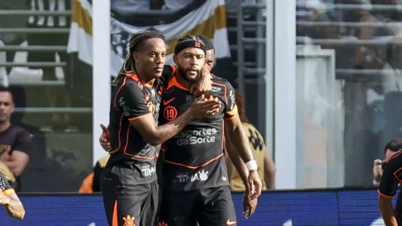 Memphis Depay comemora com companheiros o gol que marcou em Santos x Corinthians • Ricardo Moreira/Getty Images