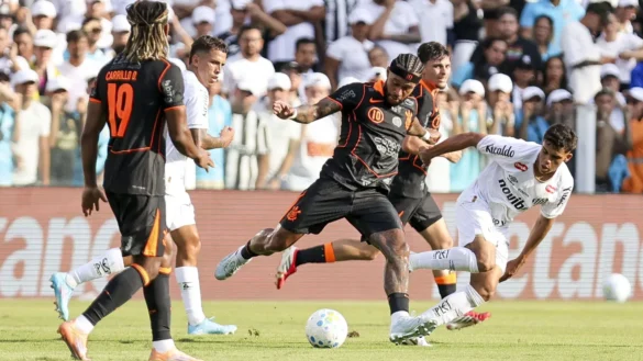 Memphis Depay tenta lance no clássico entre Santos e Corinthians • Ricardo Moreira/Getty Images