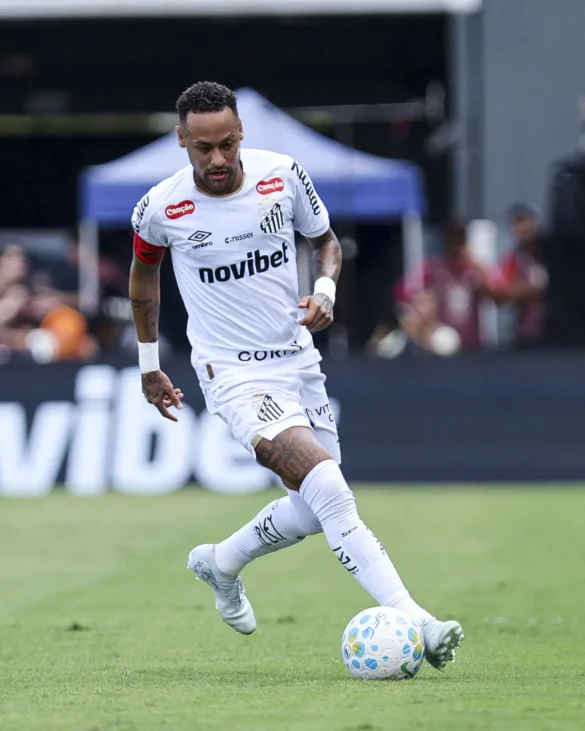 Neymar em ação no clássico entre Santos e Corinthians • Ricardo Moreira/Getty Images