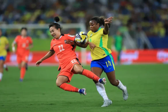 Ludmila disputa lance com Choo Hyojoo • Buda Mendes - FIFA/FIFA via Getty Images