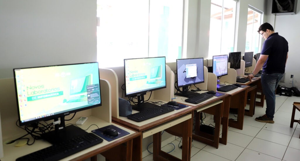 Educação entrega novos equipamentos a laboratório de informática em escola na Cidade do Povo