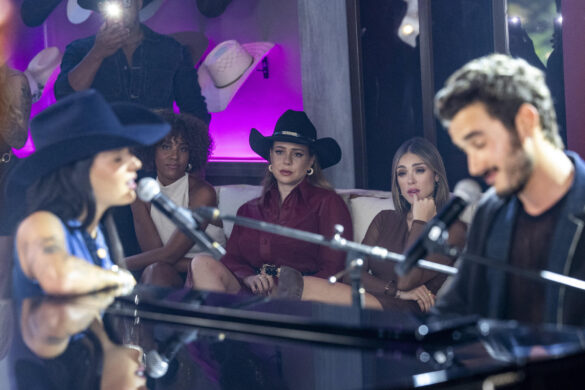 'Coração Acelerado': Ana Castela incomoda Naiane (Isabelle Drummond) ao gravar música com João Raul (Filipe Bragança) TV Globo/ Gabriel Vaguel