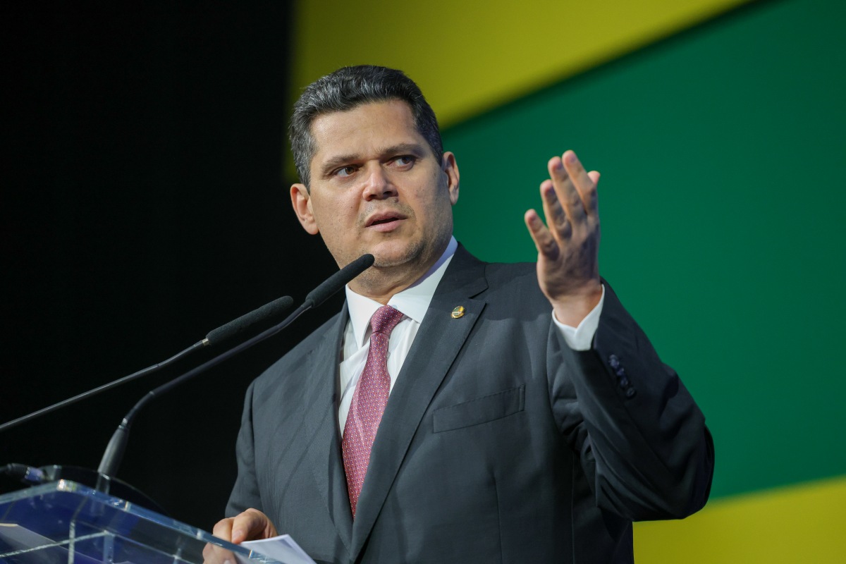 Alcolumbre reunirá líderes na próxima semana para tratar da PEC 6×1